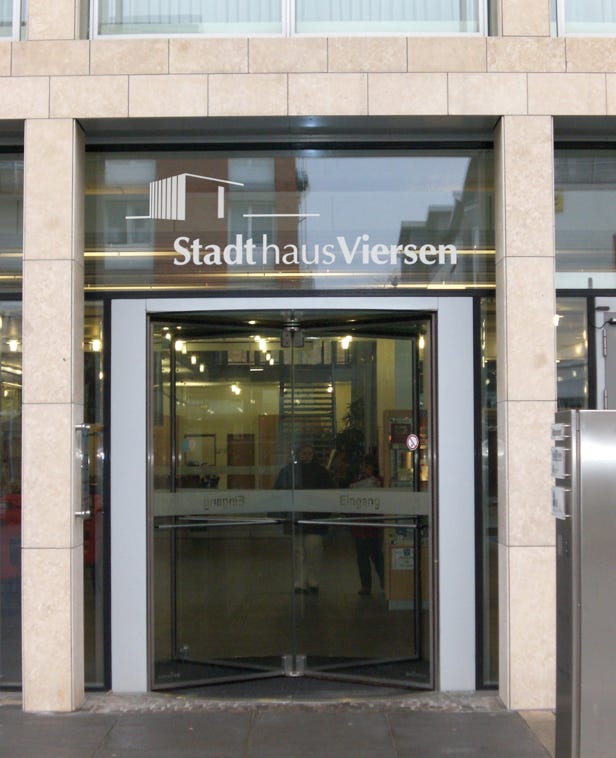 Stadthaus Viersen Logodesign by Daniel Massin, Eingang, Portal mit Logofolie