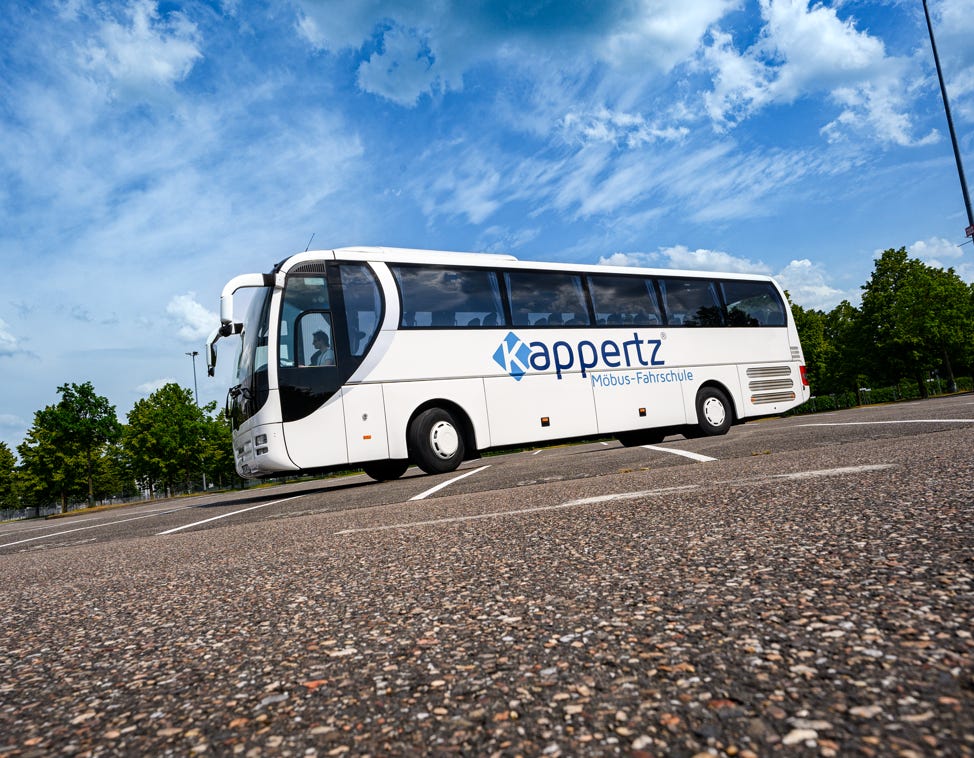 Fahrschulbus der Möbus-Fahrschule Kappertz GmbH